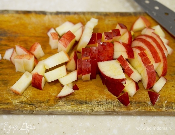 Яблоко нарежьте кубиком. Добавьте в заварочный чайник, оставив немного нарезанного яблока для украшения.