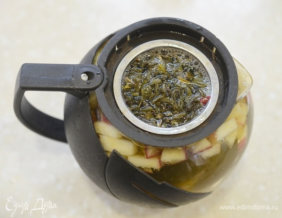 Вставьте ситечко в чайник и залейте кипятком. Дайте настояться минут 5.