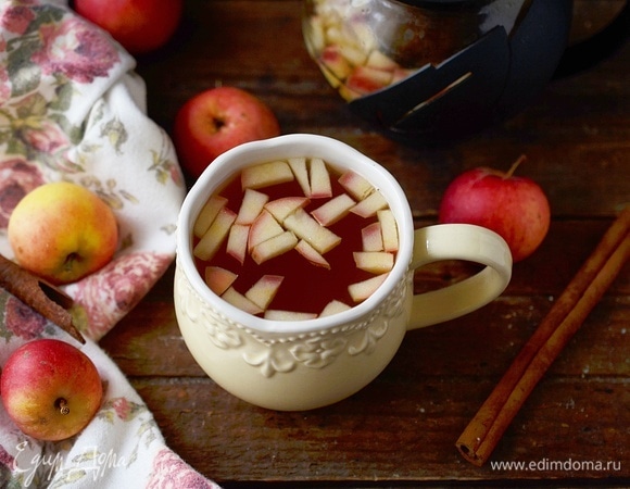 Готовый напиток украсьте кусочками яблок.