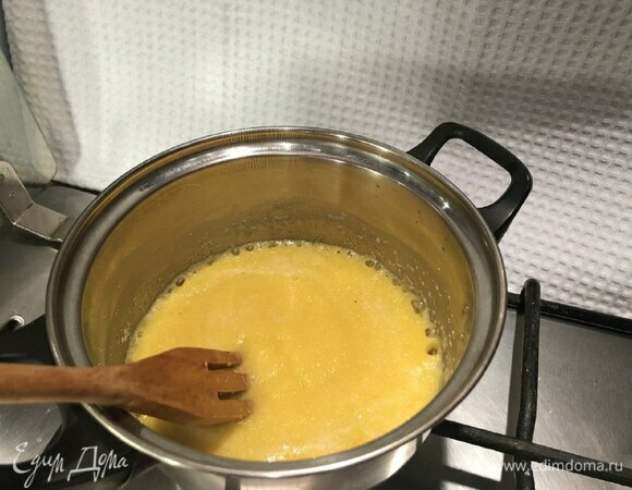 Дать каше закипеть с водой, не забывая помешивать, уменьшить огонь до минимума и продолжить варить 3 мин. Готовность блюда легко определяется на глаз: каша начинает отставать от стенок и легко отделяться от дна, образуя корочки на стенках кастрюли.