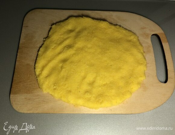 Затем поленту можно выложить на разделочную доску.