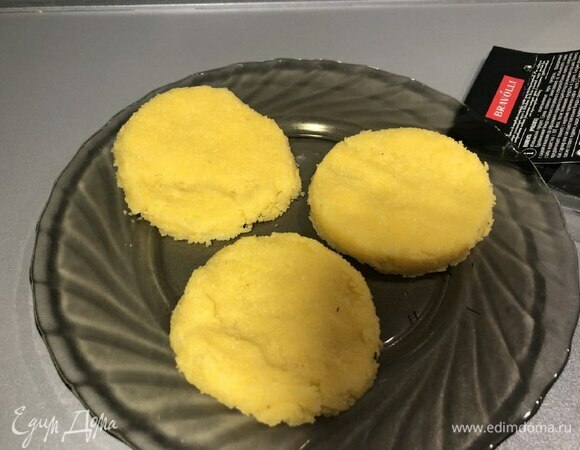 Остудить и, используя формочки (стакан), вырезать тарталетки.