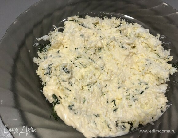Переходим к начинке: плавленый сырок натереть на мелкой терке, добавить натертый чеснок, яйца, мелко рубленую зелень и заправить майонезом.