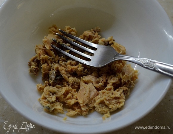 Горбушу разомните вилкой, удалив крупные кости. Можно взять и другую консервированную рыбу, например тунца.