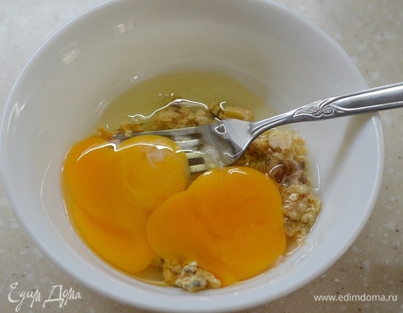 Вбейте яйца.