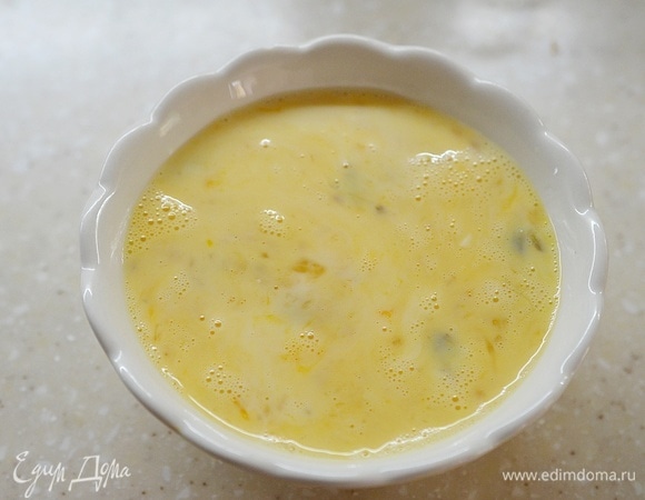 Перелейте массу в жаропрочную форму. Запекайте в духовке при 180°C около 30 минут. Или в микроволновке на средней мощности около 5 минут.