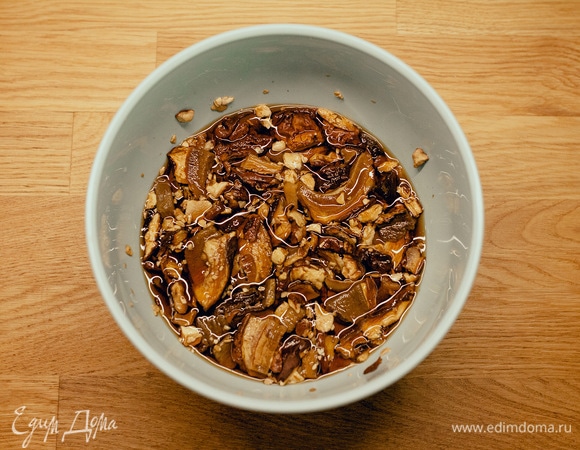 Сушеные грибы нужно тщательно промыть под сильной струей холодной воды. Не должно остаться ни песка, ни прочих загрязнений. Промытые грибы залить водой, чтобы она их полностью покрыла, и оставить на 3–4 часа (можно на ночь).