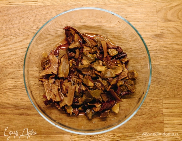 Затем грибы откинуть на сито.