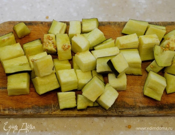 Баклажан вымойте и нарежьте кубиком.