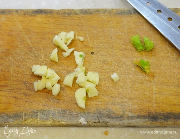 Чеснок и перец чили почистите, измельчите.