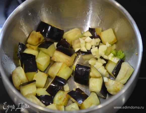 Добавьте к баклажанам.