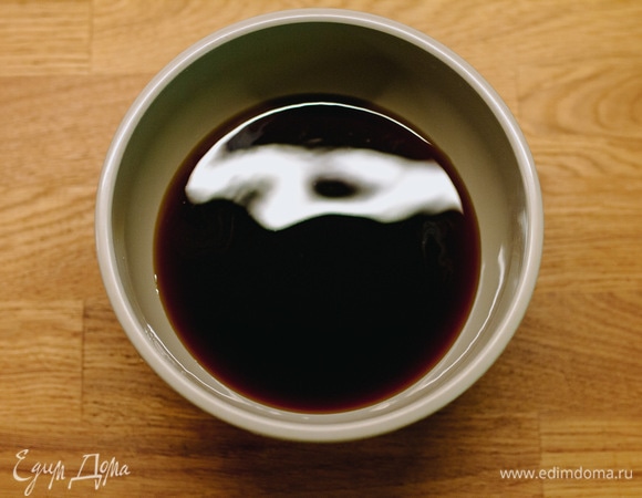 Воду, в которой вымачивались грибы, процедить через марлю и перелить в отдельную емкость.