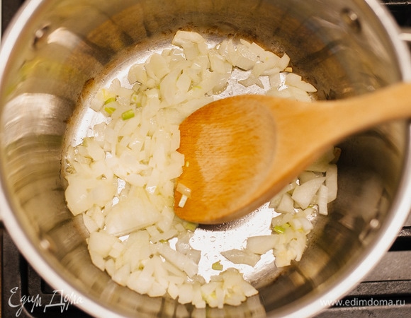 В кастрюле с толстым дном разогреть растительное масло и пассеровать на нем репчатый лук, нарезанный кубиком.