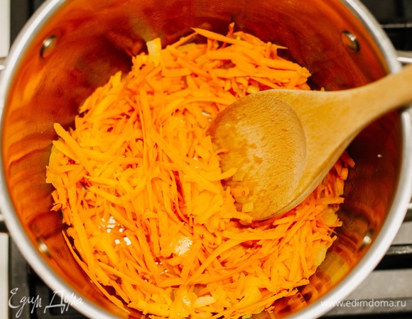 Как только лук станет мягким, добавить морковь, очищенную и измельченную на крупной терке. Обжарить еще 1–2 минуты.