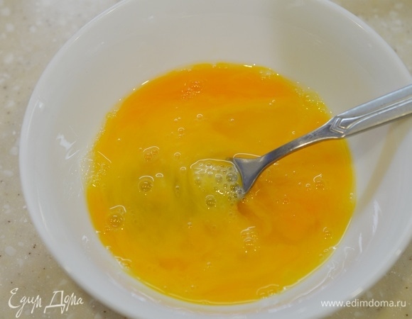 В отдельной посуде взбейте яйца.