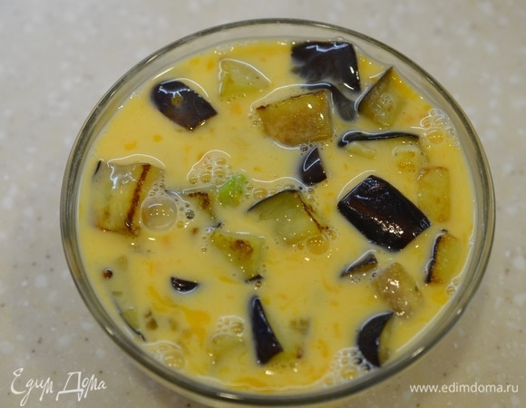 Выложите смесь в жаропрочную форму. Готовьте в духовке при 180°C около 30 минут или в микроволновке около 5 минут.