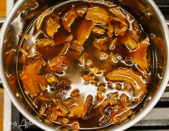 Долить еще 0,8 литра воды, добавить соль и поставить на слабый огонь, прикрыть крышкой и варить 30 минут с момента кипения.