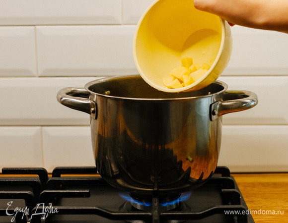 Картофель очистить и нарезать небольшим кубиком, добавить в грибной суп.