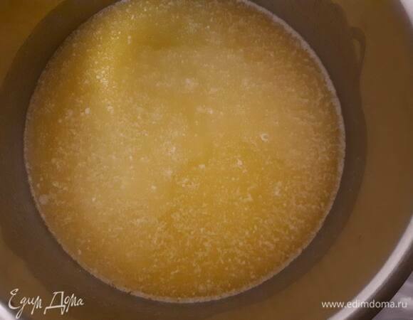 Растопите масло.