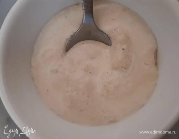 Смешайте 3–4 ст. л. теплого молока с сахаром, добавьте дрожжи и оставьте на 10 минут.