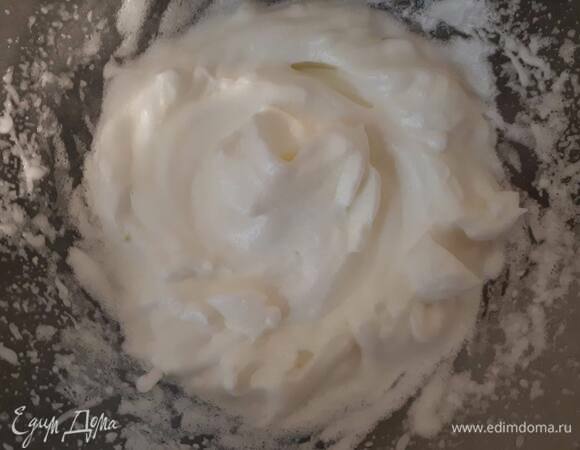 Отделите белки от желтков и взбейте их в пену.