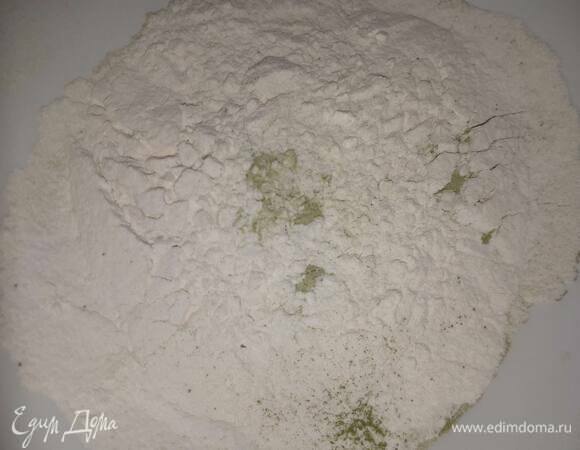 Муку просейте через сито, затем влейте теплое молоко и масло. Добавьте яичные желтки и взбейте до однородности.