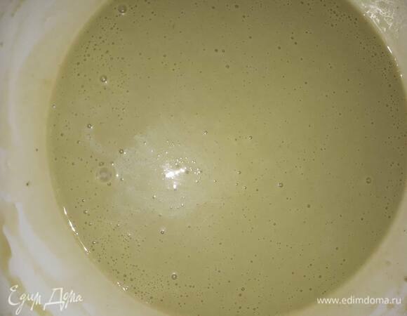 Вмешайте дрожжи.