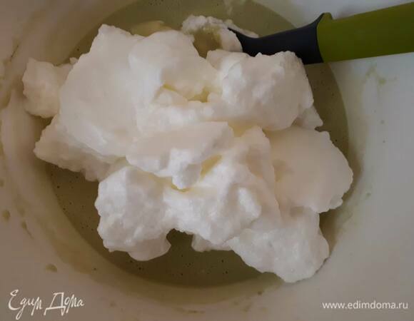 Добавьте взбитые белки и аккуратно перемешайте. Накройте тесто и оставьте на 45 минут.