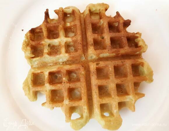 Хорошо прогрейте вафельницу. Для первой вафли можно слегка смазать форму растительным маслом. Выпекайте 3–4 минуты.