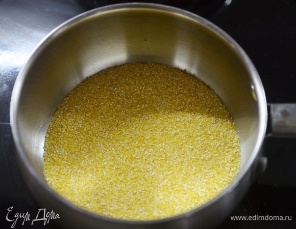 В посуду с толстым дном всыпьте кукурузную крупу.