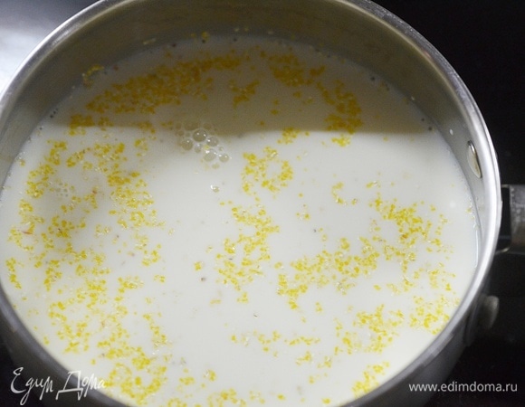 Влейте молоко.