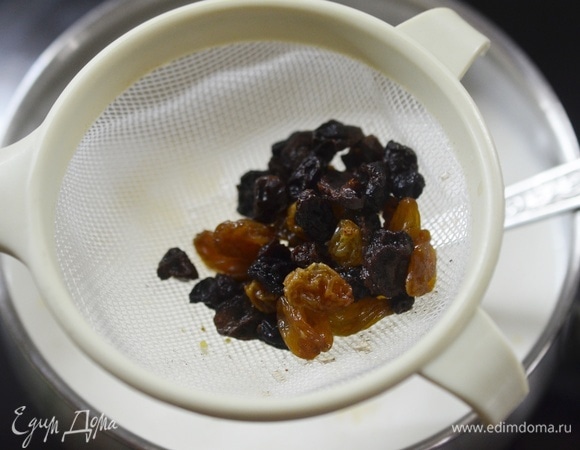 Изюм откиньте на сито и добавьте в кашу.