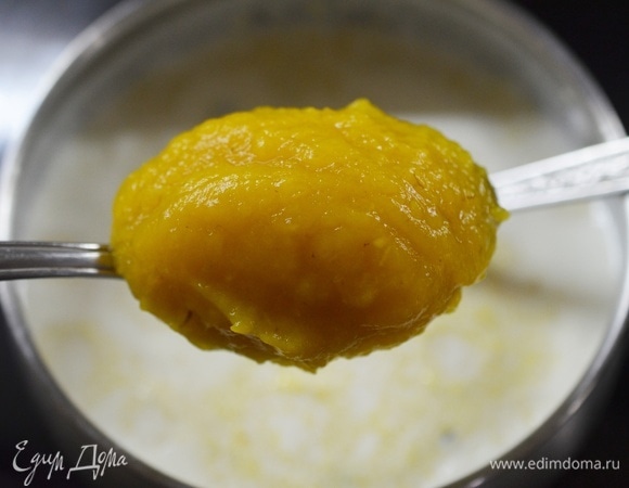 Добавьте тыквенное пюре. Перемешайте, проварите еще 5 минут.