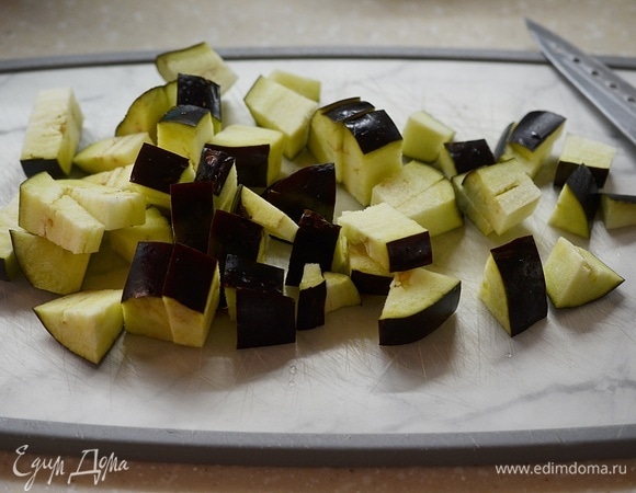 Баклажаны нарежьте кубиком.