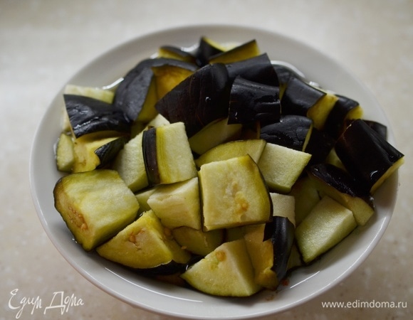 Замочите на 10 минут в соленой воде, затем слейте воду.