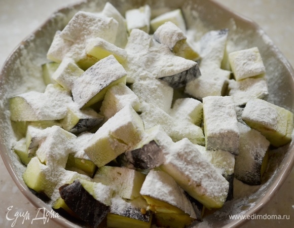 Добавьте крахмал и перемешайте.