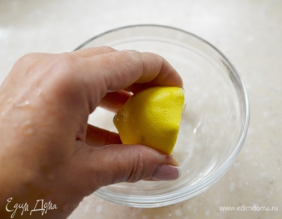 Для заправки смешайте лимонный сок с оливковым маслом.