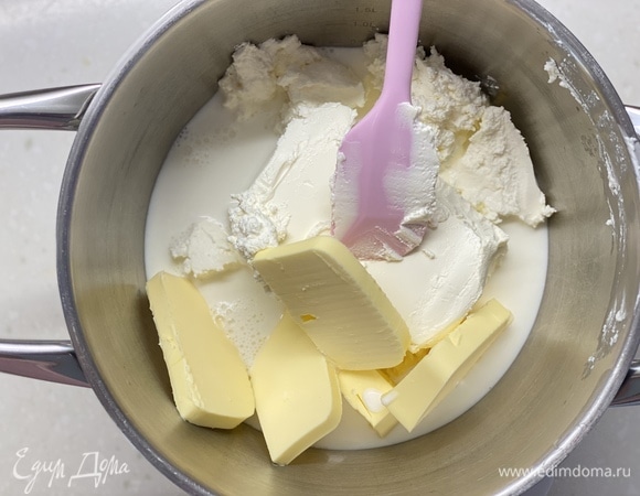 Сливочный сыр, масло, молоко размешать в сотейнике на медленном огне и довести до однородности.