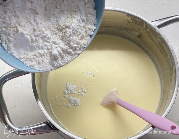 Добавить просеянную муку и крахмал, смешать до однородности.