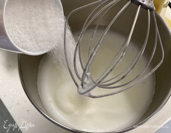 В чаше миксера взбить белки в пышную пену, частями всыпать сахар.