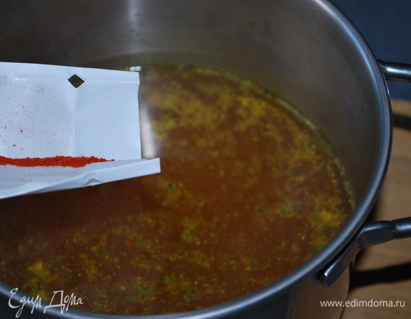 В горячий овощной бульон добавьте 1 щепотку шафрана и соль по вкусу.