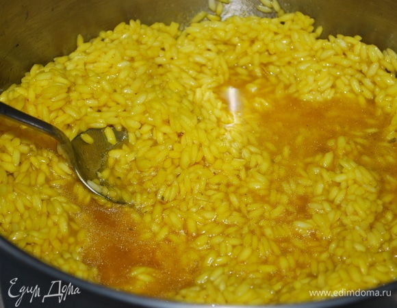 В рис влейте бульон, примерно 200 мл.