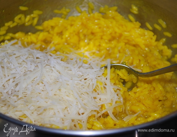 Когда рис дойдет до состояния альденте, добавьте пармезан и перемешайте.