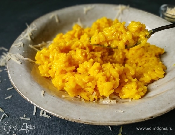 Ризотто разложите по тарелкам, посыпьте сверху сыром и сразу подавайте к столу. Приятного аппетита.