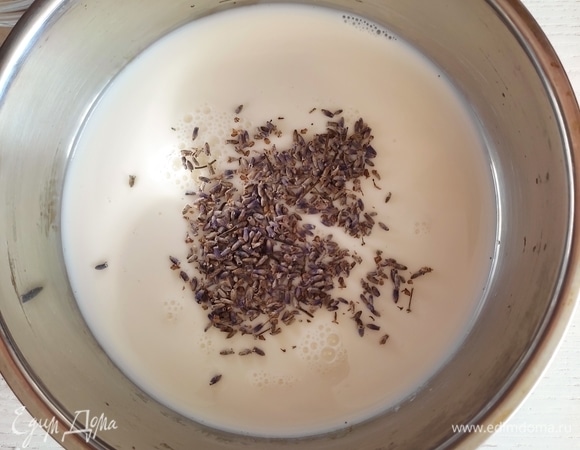 Молоко подогреть в ковше с толстым дном. Добавить цветки лаванды, перемешать, довести до кипения. Далее снять с плиты, накрыть крышкой и настаивать 10 минут. После чего процедить через сито.