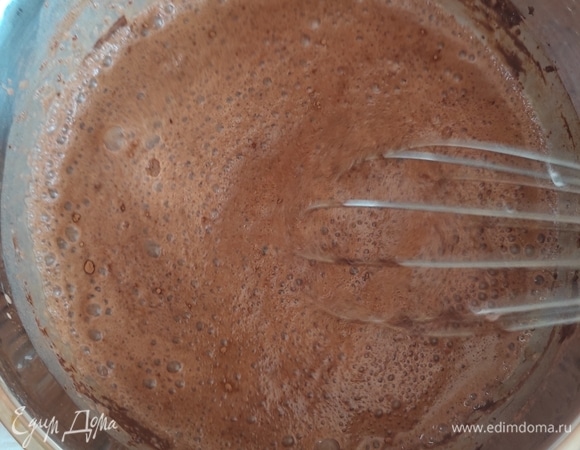 В молоко добавить какао-порошок, мед или сахар по вкусу, хорошо все перемешать и поставить на плиту. Помешивая, довести до кипения, но не кипятить.