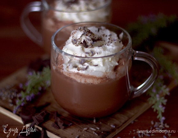 Готовое какао разлить по чашкам, украсить взбитыми сливками, цветками лаванды и тертым шоколадом. Приятного аппетита!