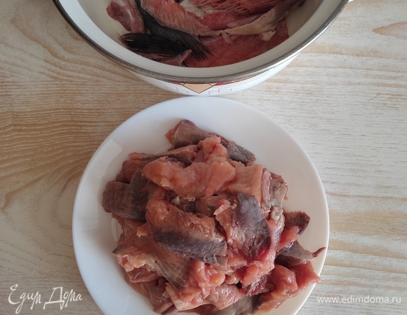 Горбушу разделать. Филе нарезать кусочками.