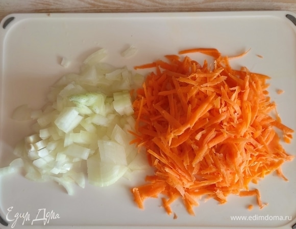 Лук мелко нарезать, морковь натереть на терке.