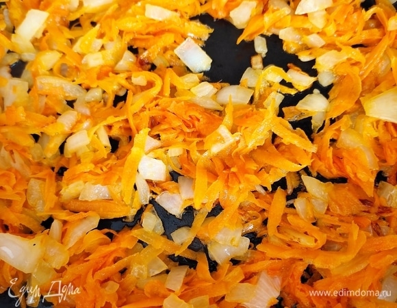 Обжарить лук с морковью на сливочном масле до золотистого цвета.